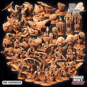 Puede incluir: Una colección de figuras en miniatura impresas en 3D, que incluyen un tiburón, un dragón y varios humanoides. Las figuras están pintadas de color marrón y se colocan sobre un fondo negro. El texto "SKIES OVER DAEMOOR" es visible en la esquina superior derecha de la imagen. El texto "PRE-SUPPORTED" es visible en la esquina inferior izquierda de la imagen.