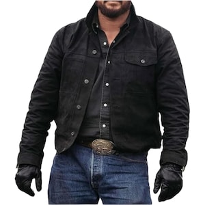 Könnte beinhalten: Eine schwarze Jeansjacke mit Knopfleiste und einer einzigen Brusttasche. Die Jacke hat eine klassische Passform und ist aus strapazierfähigem Baumwollgemisch gefertigt.