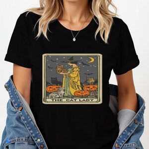 Comfort Colors® Cat Lady Tarot Card Shirt, Halloween Party Tshirt dla kobiet, Spooky Witch T-shirt, Scarry Cat Tee, Okultystyczny prezent dla kociaka