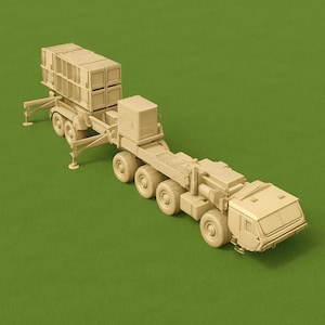 Könnte beinhalten: Ein beiges Spielzeug-LKW- und Anhänger-Set. Der LKW hat mehrere Räder und ein detailliertes Fahrerhaus. Der Anhänger trägt mehrere rechteckige Container. Das Set steht auf einer grünen Oberfläche.