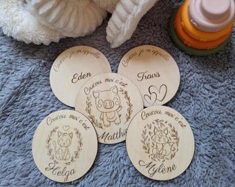 Tarjeta de madera para anuncio de nacimiento, maternidad, presentación de bebé.