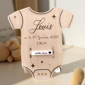 Carte en bois personnalisée - Souvenir de naissance gravé en forme de body