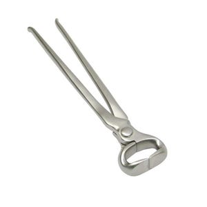 Puede incluir: Una tenaza plateada de herrador, diseñada para recortar y dar forma a las herraduras de los caballos. La herramienta tiene mangos largos para hacer palanca y una cabeza de corte curvada. Las tenazas son de metal.