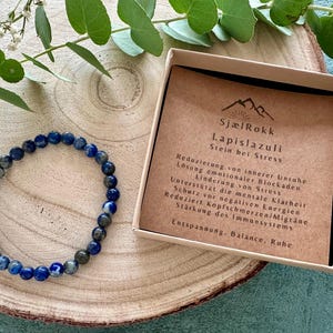 Edelstein Edelsteinarmband Lapislazuli Stress Gelassenheit Erschöpfung Kraft Schutz Stärke Energie Stein Stärke Ganzheitliche Gesundheit Achtsamkeit Heilung Armband Schmuck Schmuckstein Heilstein Kraftstein Schutzstein Glücksstein Edelsteine als Geschenk Weihnachtsgeschenk Ideen für Geschenke SjælRokk Själrokk Handgemachte Geschenke für Frauen Esoterik Yoga Achtsamkeit Bio Öko Natürlich leben Waldorf Geschenke Selbstfürsorge Selbstheilung