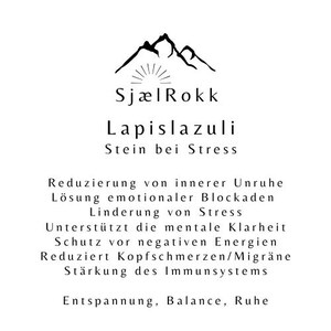 K&ouml;nnte beinhalten: Schwarz-wei&szlig;-Illustration einer Bergkette mit einem Sonnenstrahl dar&uuml;ber. Der Text "Sj&aelig;lRokk" befindet sich unter dem Bild. Der Text "Lapislazuli Stein bei Stress" befindet sich unter dem Text "Sj&aelig;lRokk". Der Text "Reduzierung von innerer Unruhe L&ouml;sung emotionaler Blockaden Linderung von Stress Unterst&uuml;tzt die mentale Klarheit Schutz vor negativen Energien Reduziert Kopfschmerzen/Migr&auml;ne St&auml;rkung des Immunsystems Entspannung, Balance, Ruhe" befindet sich unter dem Text "Lapislazuli Stein bei Stress".