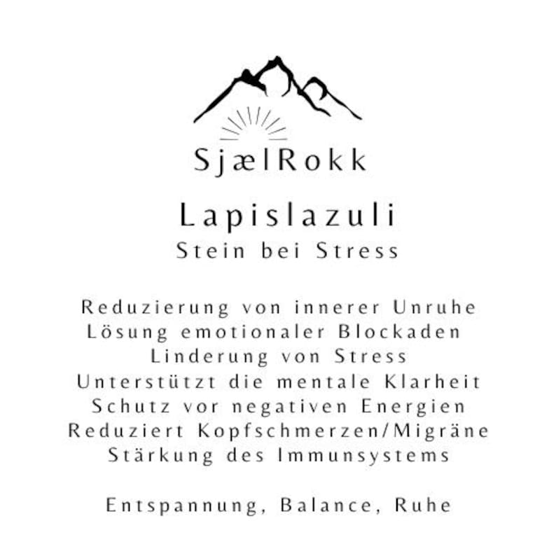 K&ouml;nnte beinhalten: Schwarz-wei&szlig;-Illustration einer Bergkette mit einem Sonnenstrahl dar&uuml;ber. Der Text "Sj&aelig;lRokk" befindet sich unter dem Bild. Der Text "Lapislazuli Stein bei Stress" befindet sich unter dem Text "Sj&aelig;lRokk". Der Text "Reduzierung von innerer Unruhe L&ouml;sung emotionaler Blockaden Linderung von Stress Unterst&uuml;tzt die mentale Klarheit Schutz vor negativen Energien Reduziert Kopfschmerzen/Migr&auml;ne St&auml;rkung des Immunsystems Entspannung, Balance, Ruhe" befindet sich unter dem Text "Lapislazuli Stein bei Stress".