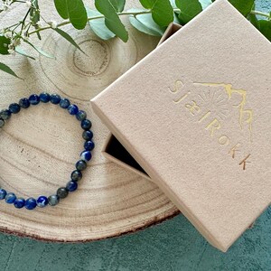 Edelsteinarmband SjælRokkk Sjaelrokk Schutzarmband Kraftarmband Glücksbringer Talisman Geschenk Geschenke Weihnachten Geschenke Geburtstag Valentinstag Schmuck für die Frau Armband Kraft Glück Mut Stress Förderung Gelassenheit mentale Klarheit Energie Vitalität Immunsystem Innere Balance Enstapnnung Entspannungsübung Ruhe