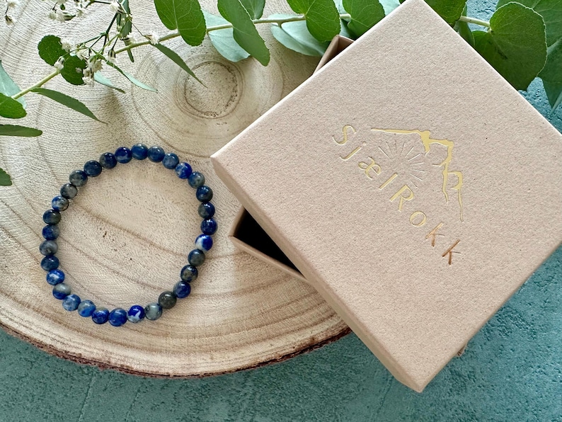 Edelsteinarmband SjælRokkk Sjaelrokk Schutzarmband Kraftarmband Glücksbringer Talisman Geschenk Geschenke Weihnachten Geschenke Geburtstag Valentinstag Schmuck für die Frau Armband Kraft Glück Mut Stress Förderung Gelassenheit mentale Klarheit Energie Vitalität Immunsystem Innere Balance Enstapnnung Entspannungsübung Ruhe