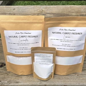 Könnte beinhalten: Drei braune Kraftpapierbeutel von Foster Mill Farmstand Natural Carpet Freshner. Zwei große Beutel enthalten Lavendel- und Zitronendüfte, während ein kleiner Beutel Zitrone enthält. Jeder Beutel hat ein weißes Etikett mit Anwendungshinweisen.