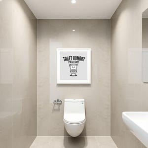 気まぐれなトイレのユーモアデジタルアート - 笑顔で耳を傾ける漫画トイレをフィーチャーした遊び心のあるバスルームのダウンロード