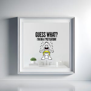Art ludique pour salle de bain en téléchargement numérique – Sticker toilettes « Pee Cation » rigolo mettant en vedette un personnage de dessin animé
