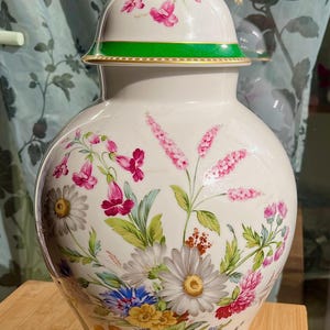 Vintage Porcelain vase/Porcelain vase Kaiser antique vintage/vintage porcelain vase with lid/Germany Porcelain lided vase/porcelain vase