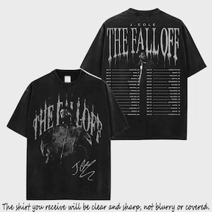 Könnte beinhalten: Ein schwarzes Kurzarm-T-Shirt mit einer Grafik von J. Cole und dem Text THE FALL OFF. Die Vorderseite zeigt ein Porträt und eine Unterschrift, während die Rückseite Tourdaten und Städte unter dem Titel THE FALL OFF in verwaschener Schrift auflistet.