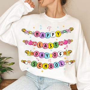 Feliz último día de clases PNG, Linda letra de cuentas PNG, Camiseta de fin de año escolar PNG, Diseño pastel de maestro/a y estudiante para las vacaciones de verano