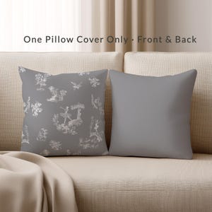 Könnte beinhalten: Zwei quadratische Kissenbezüge auf einem beigen Sofa. Einer hat einen grauen Hintergrund mit einem weißen Toile-Muster. Der andere ist einfarbig grau. Der Text auf dem Bild lautet "One Pillow Cover Only - Front & Back."