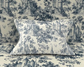 Funda de almohada Castle Toile · Diseño de castillo francés · Elegante decoración de cama en azul y crema · Disponible en tamaño King estándar · Cierre tipo sobre