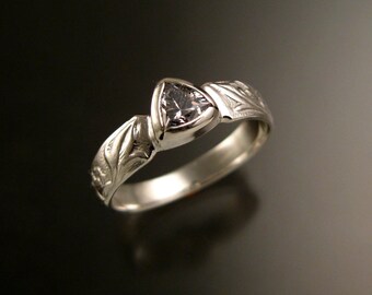 Weißer Topas-Dreieck 14k Weißgold viktorianisches Blumen- und Rebenmuster Lünette gesetzt Diamantersatzring, der auf Bestellung in Ihrer Größe hergestellt wird