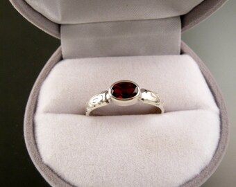 Anello Vittoriano In Argento 925 Con Granato Allungato E Marcasiti