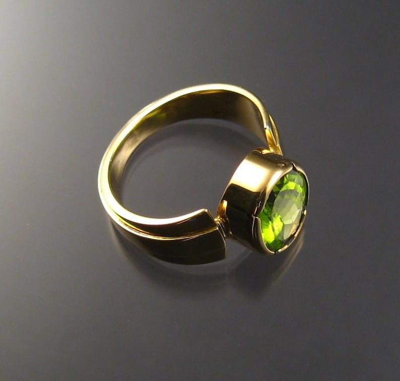 Peridot ring, 18k Gold image 3