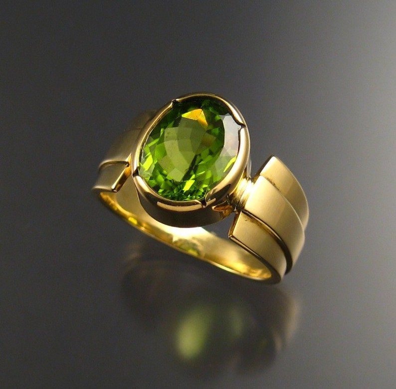 Peridot ring, 18k Gold image 2