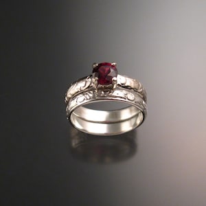 Anillo de boda de granate, frambuesa natural, rodolita y granate en oro blanco de 14 k, sustituto de rubí, hecho a pedido en su talla.