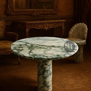 Puede incluir: Una mesa redonda de m&aacute;rmol con un patr&oacute;n veteado verde y blanco. La mesa tiene una base de pedestal cil&iacute;ndrica. La mesa est&aacute; en una habitaci&oacute;n con muebles antiguos y una silla de m&aacute;rmol.