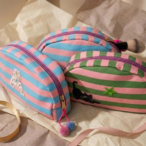 Geschenk Ostern für Mama – Kosmetiktasche personalisiert | Schminktasche mit Namen und Patches, personalisiertes Ostergeschenk Freundin