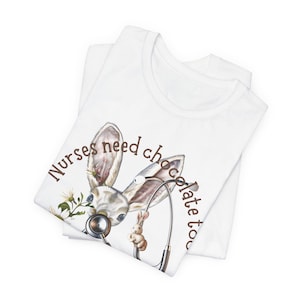 Può includere: Un'insegna in legno rustico con la scritta "Welcome to our home" in lettere bianche. L'insegna presenta una finitura invecchiata e un design semplice e invitante, perfetta per un portico o un ingresso.