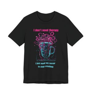 Könnte beinhalten: Schwarzes T-Shirt mit einer Grafik einer blau-türkisfarbenen Tasse mit rosa Dampf und dem Text "I don't need therapy, I just need my server to stop crashing."
