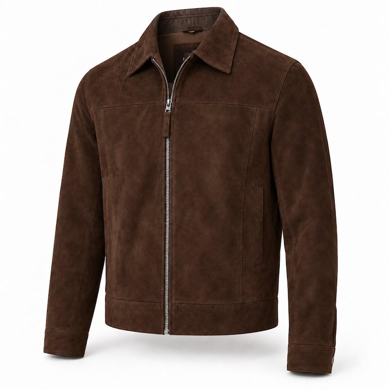 Peut inclure: Une veste en daim marron fonc&eacute; dot&eacute;e d'un col classique, d'une fermeture &eacute;clair int&eacute;grale en m&eacute;tal argent&eacute;, de manches longues avec poignets boutonn&eacute;s et de deux poches lat&eacute;rales verticales. Le v&ecirc;tement pr&eacute;sente une coupe structur&eacute;e.