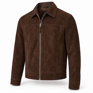 Peut inclure: Une veste en daim marron fonc&eacute; dot&eacute;e d'un col classique, d'une fermeture &eacute;clair int&eacute;grale en m&eacute;tal argent&eacute;, de manches longues avec poignets boutonn&eacute;s et de deux poches lat&eacute;rales verticales. Le v&ecirc;tement pr&eacute;sente une coupe structur&eacute;e.
