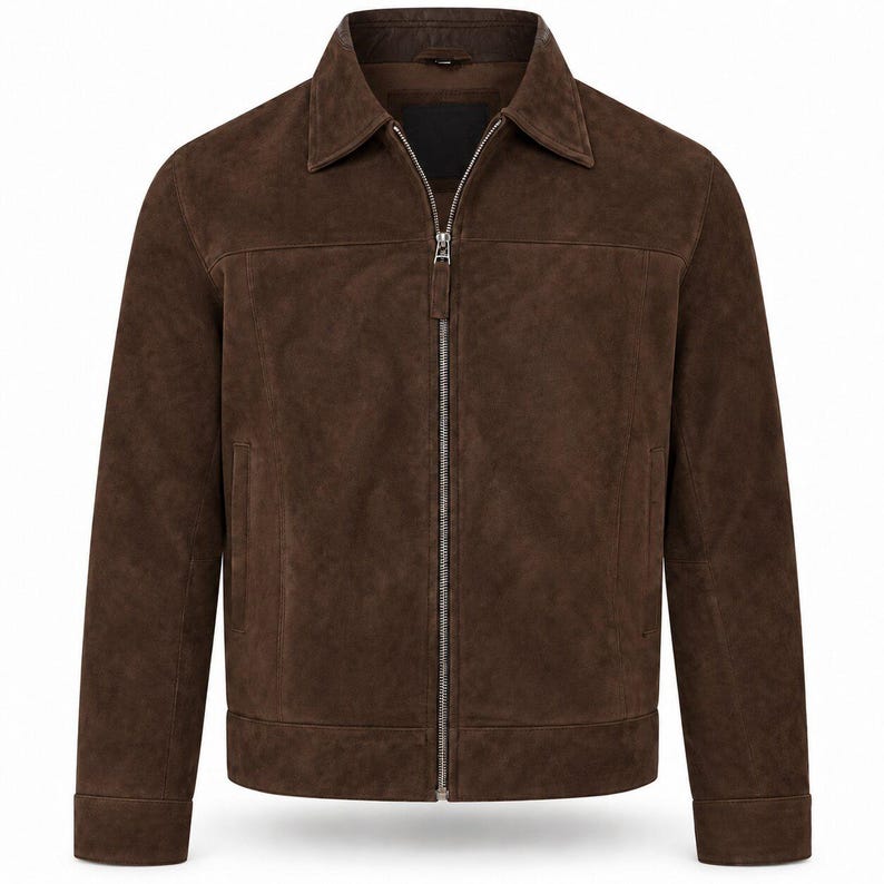 Peut inclure: Une veste en daim marron fonc&eacute; dot&eacute;e d'un col classique, de manches longues avec poignets boutonn&eacute;s et d'une fermeture &eacute;clair centrale en m&eacute;tal argent&eacute;. Le v&ecirc;tement comprend deux poches lat&eacute;rales verticales et un ourlet droit.