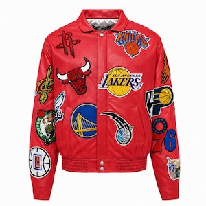Pode incluir: Um casaco universitário de couro vermelho com vários logótipos e gráficos de equipas da NBA bordados na frente e nas mangas. O casaco inclui um colarinho clássico, fecho de botões de pressão e bainha e punhos canelados.