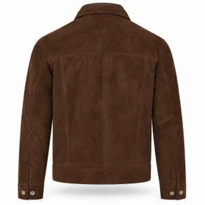 Peut inclure: Une veste en daim marron fonc&eacute; vue de dos, dot&eacute;e d'un col classique, d'un empi&egrave;cement horizontal dans le dos, de coutures verticales et de manches longues avec poignets boutonn&eacute;s. La veste pr&eacute;sente une coupe structur&eacute;e avec un ourlet droit.