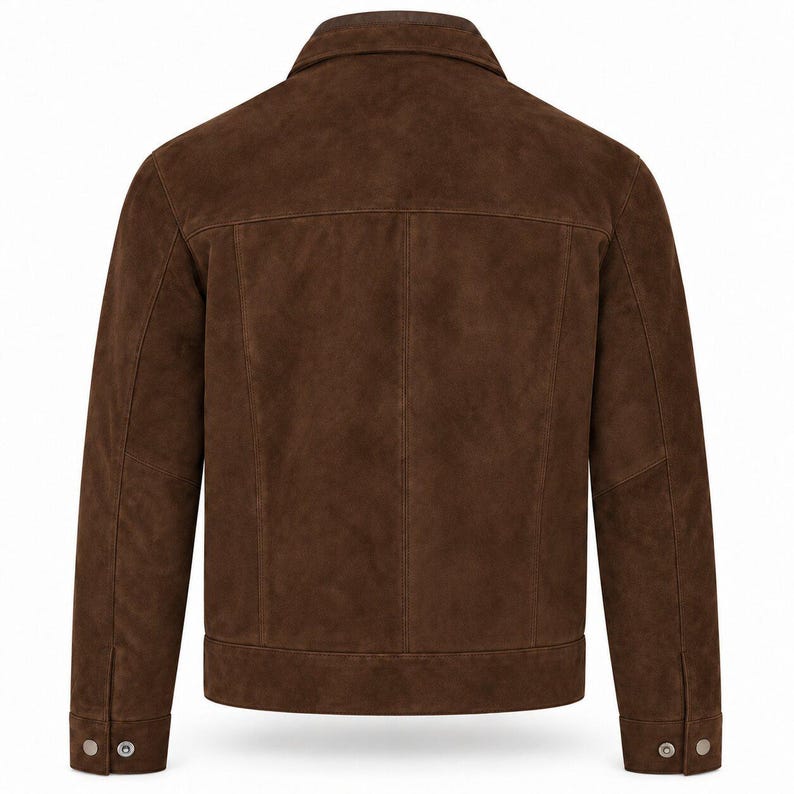 Peut inclure: Une veste en daim marron fonc&eacute; vue de dos, dot&eacute;e d'un col classique, d'un empi&egrave;cement horizontal dans le dos, de coutures verticales et de manches longues avec poignets boutonn&eacute;s. La veste pr&eacute;sente une coupe structur&eacute;e avec un ourlet droit.