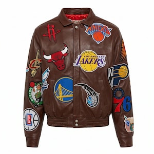 Puede incluir: Una chaqueta universitaria de cuero marrón con forro de satén rojo y cuello extendido. La chaqueta está cubierta con varios parches bordados coloridos que representan logotipos de equipos de baloncesto profesional, incluidos Lakers, Bulls y Knicks.
