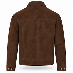 Peut inclure: Une veste en daim marron fonc&eacute; vue de dos, dot&eacute;e d'un col classique, d'un empi&egrave;cement horizontal dans le dos, de coutures verticales et de manches longues avec poignets boutonn&eacute;s. La veste pr&eacute;sente une coupe structur&eacute;e avec un ourlet droit.