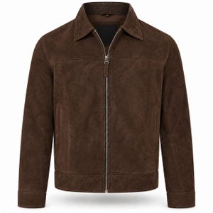 Peut inclure: Une veste en daim marron fonc&eacute; dot&eacute;e d'un col classique, de manches longues avec poignets boutonn&eacute;s et d'une fermeture &eacute;clair centrale en m&eacute;tal argent&eacute;. Le v&ecirc;tement comprend deux poches lat&eacute;rales verticales et un ourlet droit.