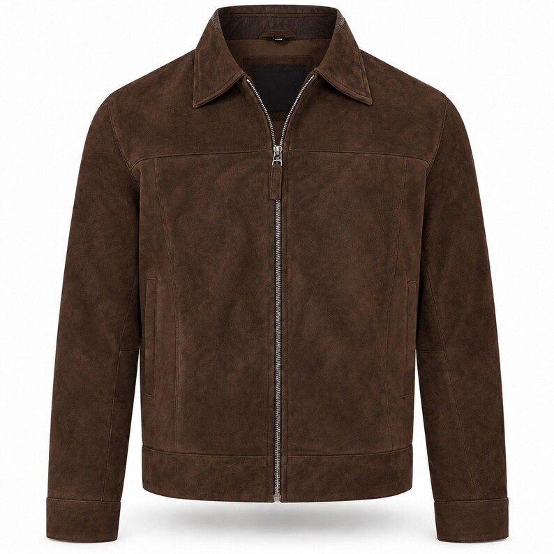 Peut inclure: Une veste en daim marron fonc&eacute; dot&eacute;e d'un col classique, de manches longues avec poignets boutonn&eacute;s et d'une fermeture &eacute;clair centrale en m&eacute;tal argent&eacute;. Le v&ecirc;tement comprend deux poches lat&eacute;rales verticales et un ourlet droit.
