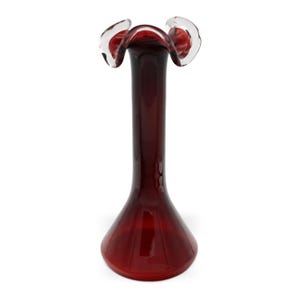 Może przedstawiać: Wysoki, rubinowo-czerwony szklany wazon z rozkloszowanym, pofałdowanym brzegiem. Wazon ma smukłą szyję i pękatą podstawę. Obrzeże jest przezroczyste z czerwonymi akcentami. Wazon jest prawdopodobnie do celów dekoracyjnych.
