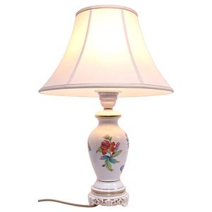 Lampada da notte in porcellana Herend - Motivo Regina Vittoria - Lampada da notte vintage floreale dipinta a mano - Base bianca