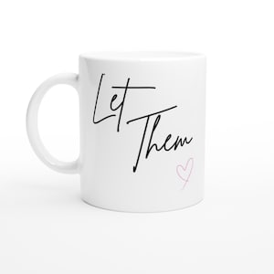 Taza de cerámica blanca brillante de 11 oz con la frase Let Them Love Heart. Taza perfecta para beber tu bebida caliente.