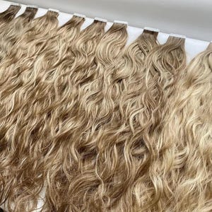 カーリーテープインヘアエクステンション、ロシア製テープインヘアエクステンション、カスタム人毛エクステンション、バレイヤージュヘアエクステンション - 50グラム