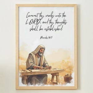 Può includere: Una stampa incorniciata con un'illustrazione ad acquerello di un uomo che lavora a un tavolo di legno. L'immagine include il testo "Commit thy works unto the LORD, and thy thoughts shall be established. Proverbi 16:3" in elegante scrittura.