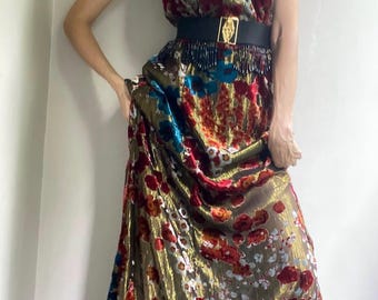 Elegante abito lungo in tessuto vellutato con motivo floreale iridescente in stile anni '90, atmosfera orientale, whimsigoth