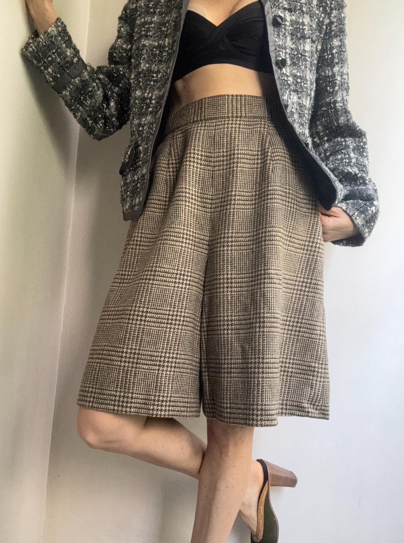Warm wool women's Bermuda shorts with a tapered waist for spring and autumn old money style