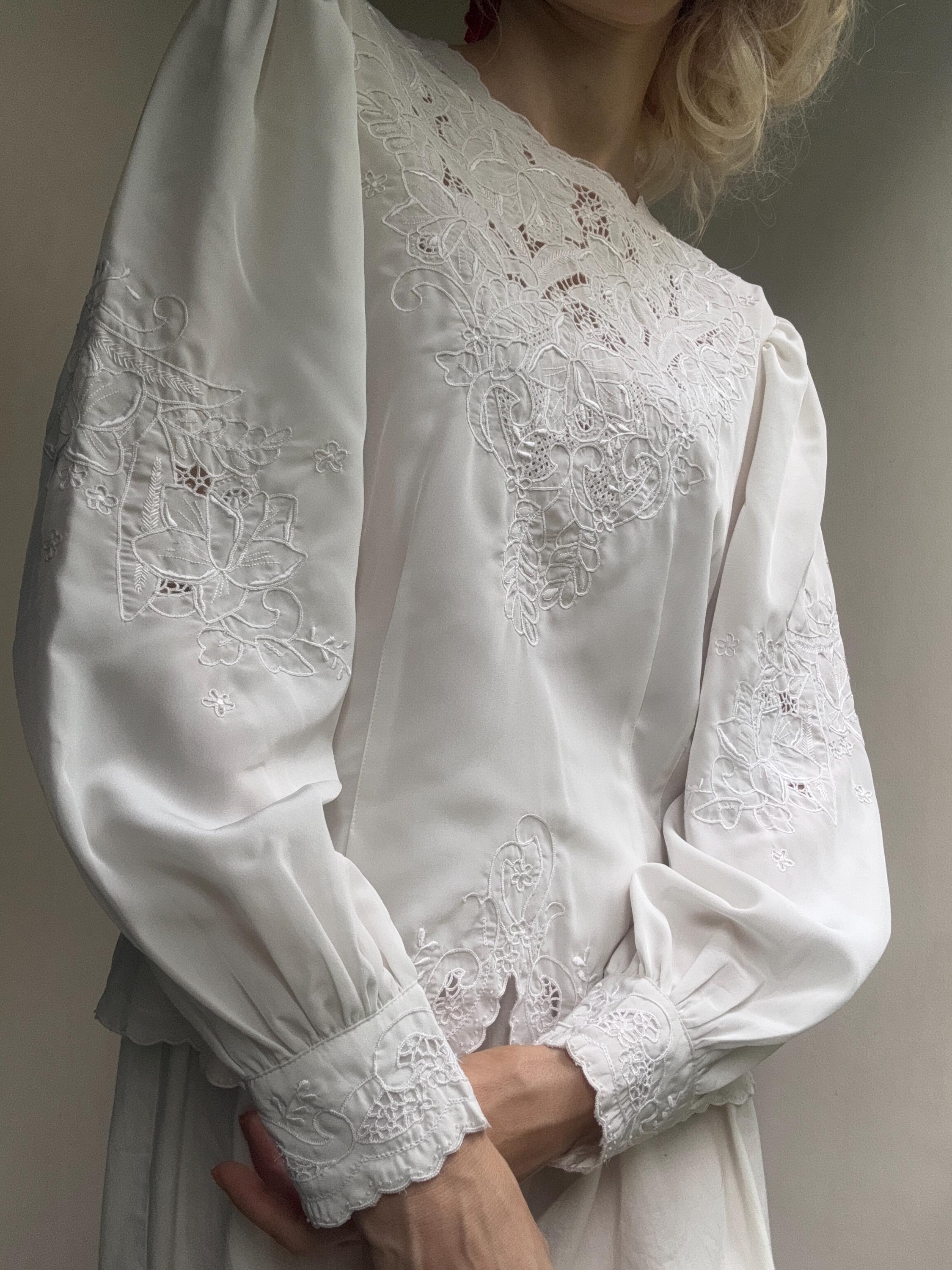 80年代の刺繍入りヴィンテージホワイトブラウス、珍しいレトロシャツ 