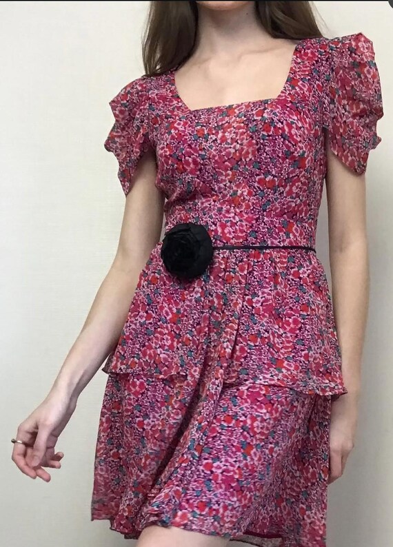 Short 100% silk summer dress with a small floral print and a tiered skirt, 90s style