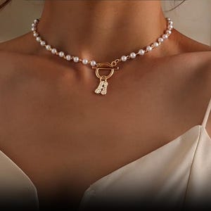 Gargantilla personalizada con perlas e iniciales para mujer, colgante con letra dorada, regalo para ella, regalo de cumpleaños, collar con iniciales.
