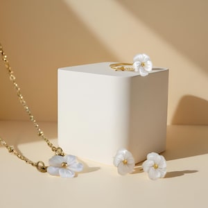 桜ジュエリーセット – 18K ゴールドメッキリング、ネックレス、イヤリング – マザーオブパールの桜ジュエリー – 彼女へのボヘミアンな花のギフト